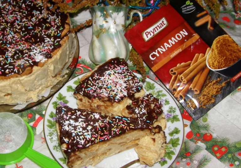 Świąteczny cynamonowy gotowany sernik z herbatnikami – idealny deser na Boże Narodzenie! 🎅🍪