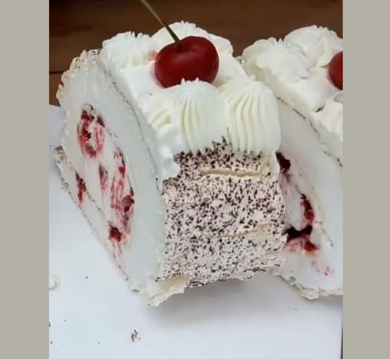 Pavlova Roll Cake