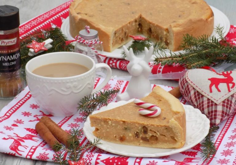 Cynamonowy Sernik z Rodzynkami na Kruchym Cieście 🎄🍰