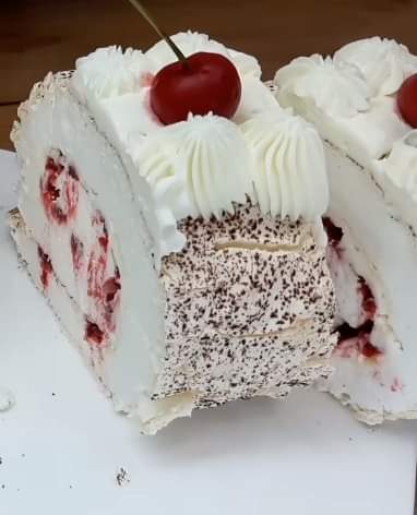 Pavlova Roll Cake