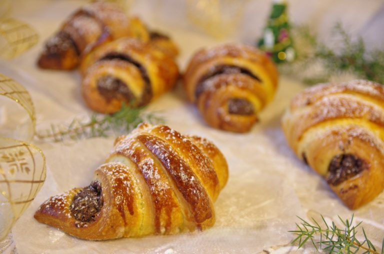 Smak Królewskich Świąt: Rogaliki z Makiem, Które Rozbudzają Magię i Wspomnienia