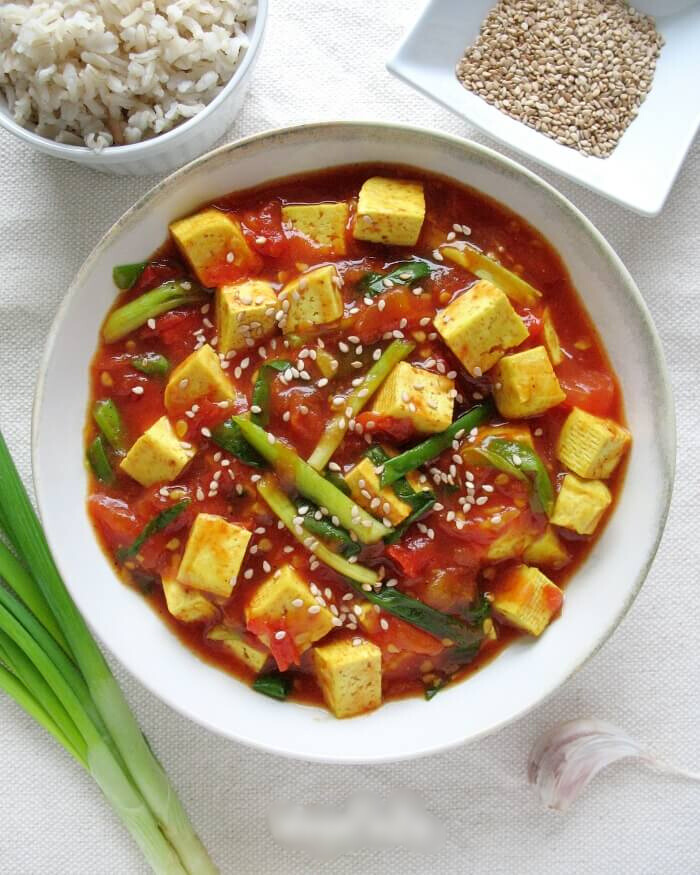 Szybkie tofu z pomidorami, dymką i sezamem w 10 minut